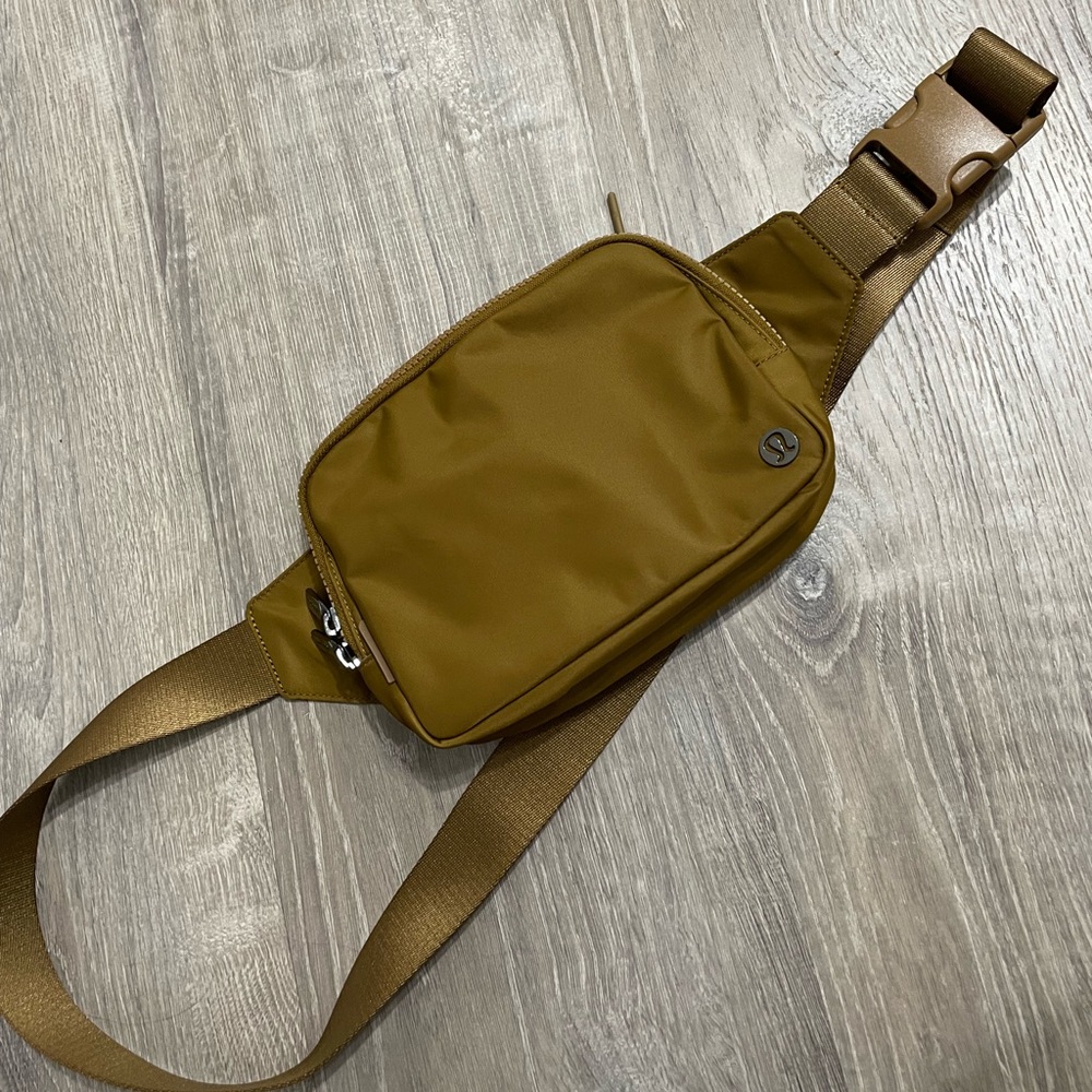 Lululemon everywhere belt bag (large size)
